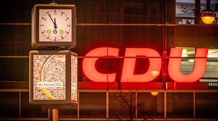Die Uhr vor dem Konrad-Adenauer-Haus, der Bundeszentrale der CDU, steht auf fünf vor zwölf. / Foto: Michael Kappeler/dpa