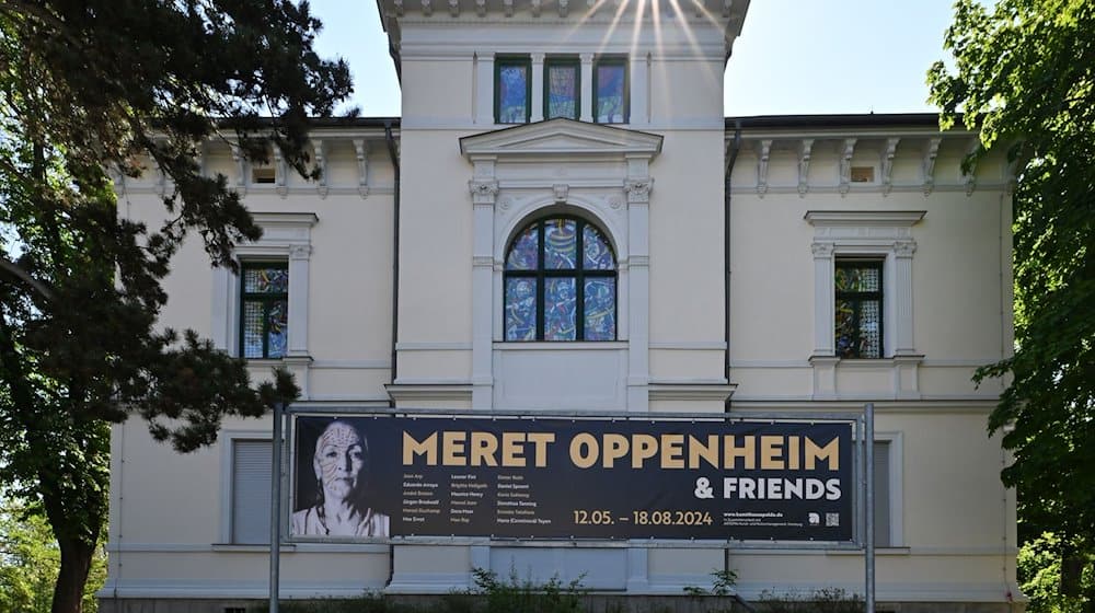 Mit einem Banner vor dem Kunsthaus Apolda Avantgarde wird für die Ausstellung «Meret Oppenheim & Friends» geworben. / Foto: Martin Schutt/dpa