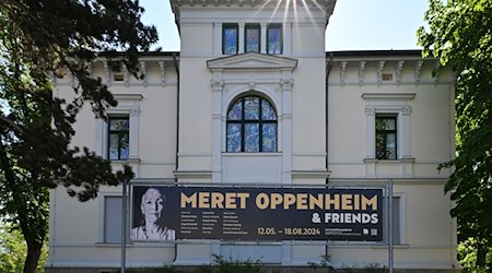 Mit einem Banner vor dem Kunsthaus Apolda Avantgarde wird für die Ausstellung «Meret Oppenheim & Friends» geworben. / Foto: Martin Schutt/dpa