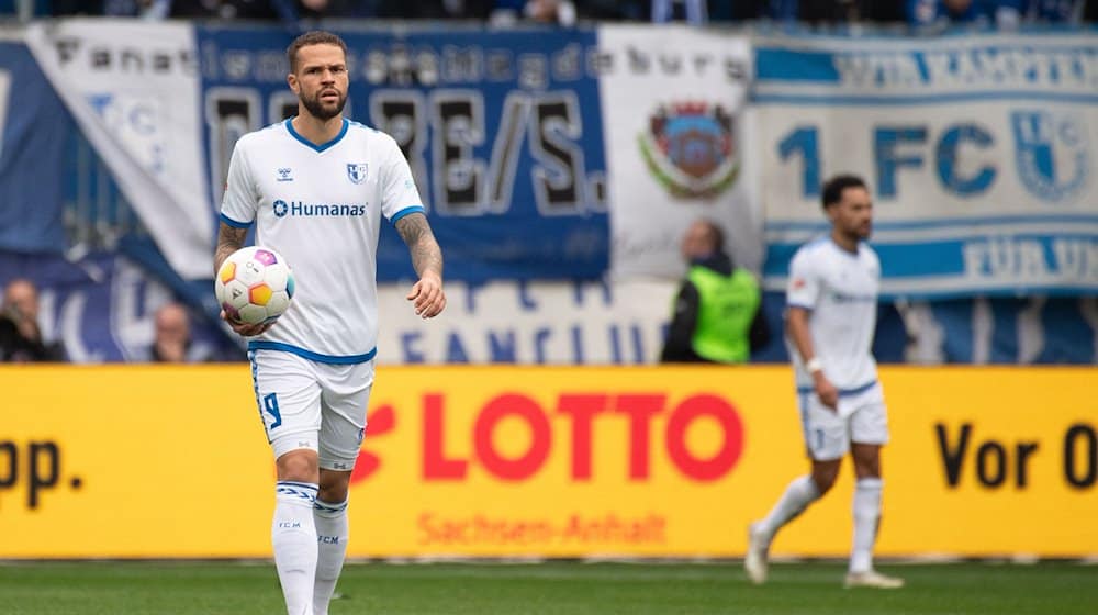 Magdeburgs Luc Castaignos trägt den Ball nach dem Tor zum 0:2 zum Mittelkreis. / Foto: Swen Pförtner/dpa