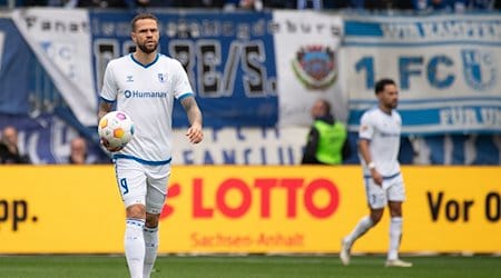 Magdeburgs Luc Castaignos trägt den Ball nach dem Tor zum 0:2 zum Mittelkreis. / Foto: Swen Pförtner/dpa