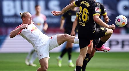 Leipzigs Xaver Schlager (l) und Dortmunds Julian Ryerson kämpfen um den Ball. / Foto: Jan Woitas/dpa