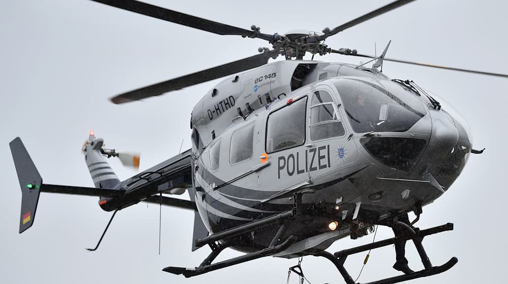 Der neue Hubschrauber EC 145 der Thüringer Polizei bei einem Einsatz. / Foto: Martin Schutt/dpa-Zentralbild/dpa/Symbolbild