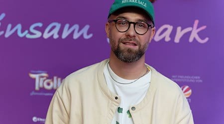 Synchronsprecher Mark Forster kommt zur Premiere des Films "Trolls - Gemeinsam stark". / Foto: Henning Kaiser/dpa