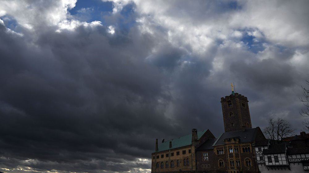 Wolken ziehen über die Wartburg bei Eisenach. / Foto: Martin Schutt/dpa/Archivbild