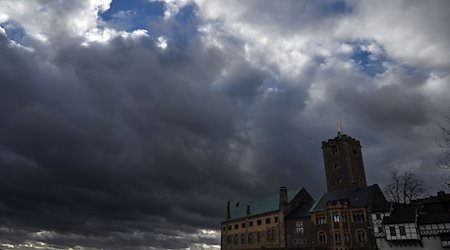 Wolken ziehen über die Wartburg bei Eisenach. / Foto: Martin Schutt/dpa/Archivbild