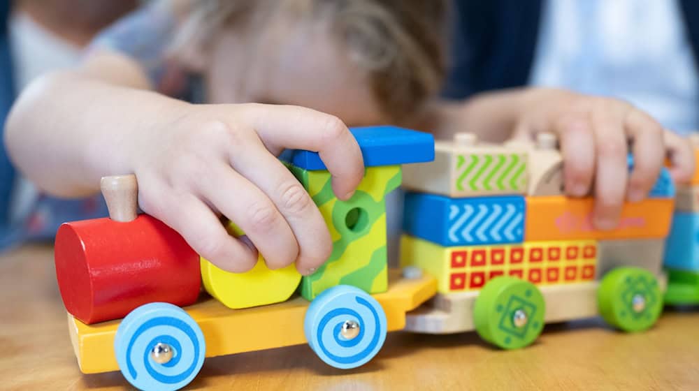 Kinder spielen im Rahmen eines Pressetermins in einer Kindertagespflege. / Foto: Sebastian Kahnert/dpa