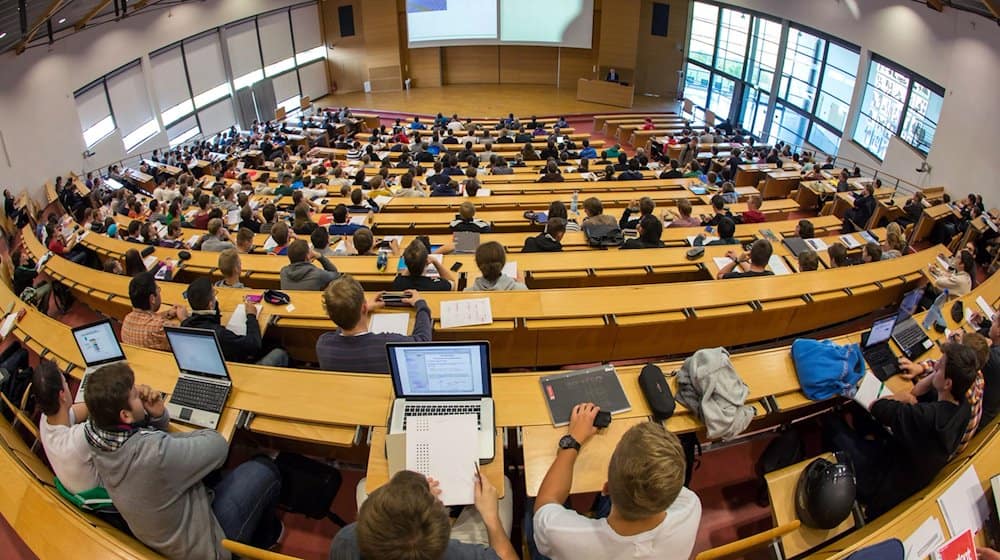 Studenten verfolgen eine Vorlesung. / Foto: Michael Reichel/dpa-Zentralbild/dpa