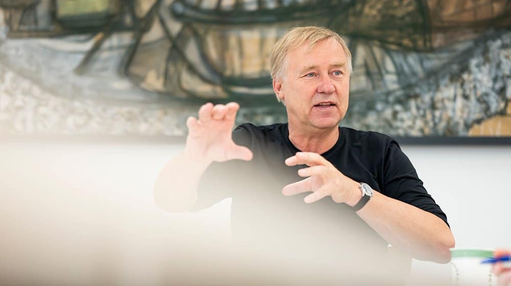 Der Intendant am Staatstheater Meiningen, Jens Neundorff von Enzberg, im Besprechungszimmer des Theaters. / Foto: Jacob Schröter/dpa