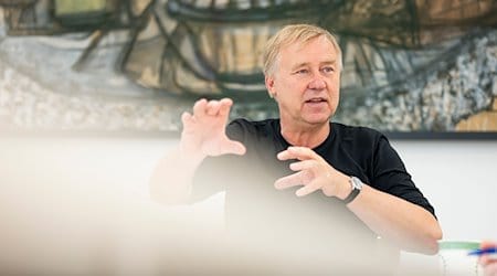 Der Intendant am Staatstheater Meiningen, Jens Neundorff von Enzberg, im Besprechungszimmer des Theaters. / Foto: Jacob Schröter/dpa