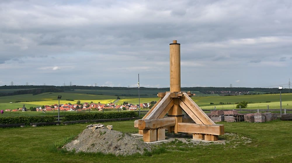 Ein neuer Mühlenbock für die 2022 vom Sturm zerstörte historische Bockwindmühle steht oberhalb des Dorfes Klettbach. / Foto: Martin Schutt/dpa