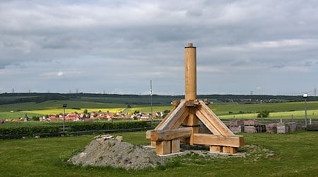 Ein neuer Mühlenbock für die 2022 vom Sturm zerstörte historische Bockwindmühle steht oberhalb des Dorfes Klettbach. / Foto: Martin Schutt/dpa
