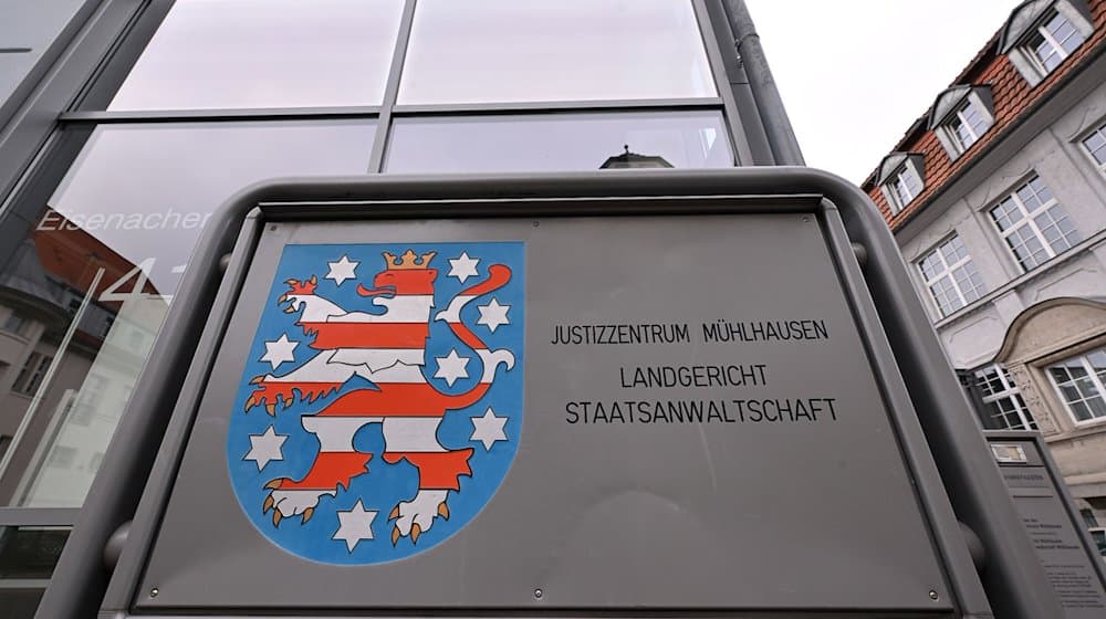 Landgericht Mühlhausen und Staatsanwaltschaft Mühlhausen steht auf dem Behördenschild am Eingang zum Justizzentrum Mühlhausen. / Foto: Martin Schutt/dpa