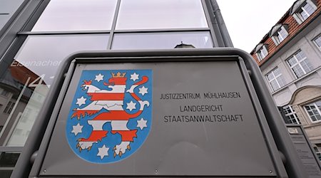 Landgericht Mühlhausen und Staatsanwaltschaft Mühlhausen steht auf dem Behördenschild am Eingang zum Justizzentrum Mühlhausen. / Foto: Martin Schutt/dpa