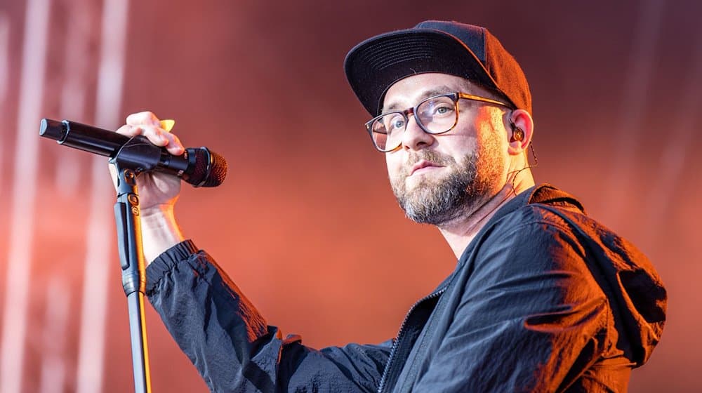 Der Sänger Mark Forster steht bei einem Konzert innerhalb seiner "Open Air Tour 2022" auf der Bühne im Spreeauenpark. / Foto: Frank Hammerschmidt/dpa/Archivbild