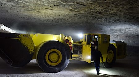 Ein Mitarbeiter begutachtet die Arbeit eines Laders, einem im K+S-Werk Werra eingesetzten Minenfahrzeug. / Foto: Göran Gehlen/dpa/Archivbild