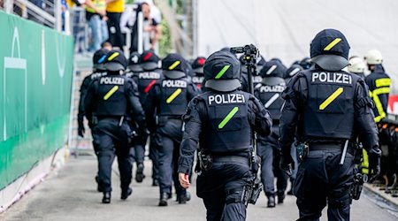 Polizeieinsatz nach Spielende im Stadion. / Foto: Jacob Schröter/dpa/Symbolbild