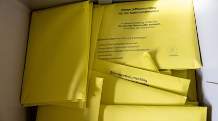 Briefwahlumschläge für die Kommunalwahl liegen im Rathaus Hildburghausen zur Auszählung bereit. / Foto: Michael Reichel/dpa
