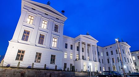 Das Gebäude der Staatskanzlei ist am Abend hell erleuchtet. / Foto: Jens Büttner/dpa-Zentralbild/dpa