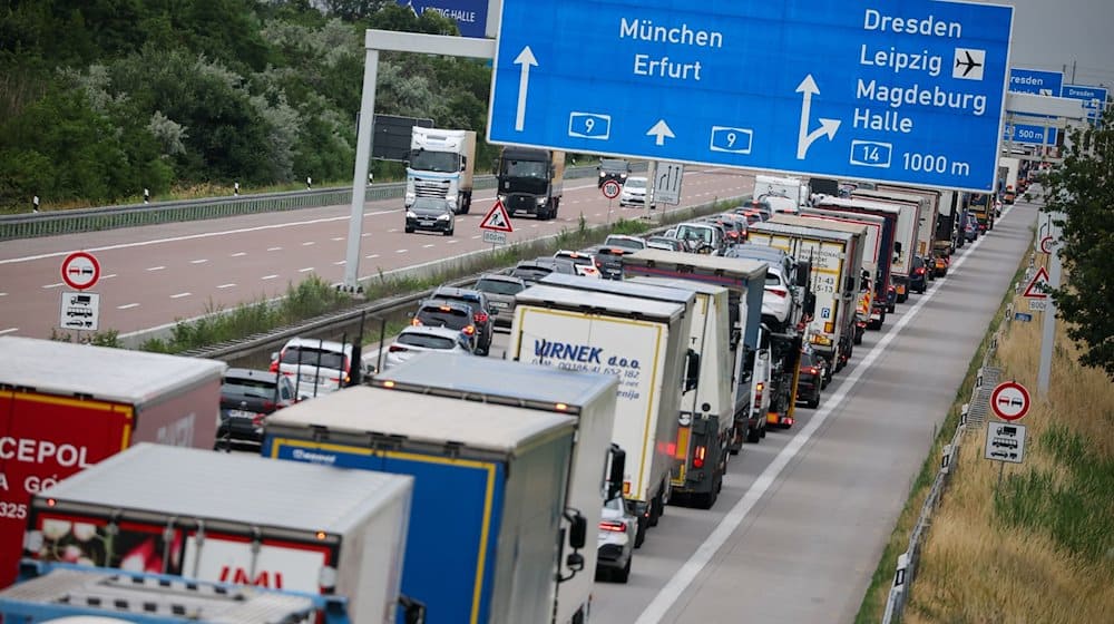 Lkw und Pkw stauen sich auf der A9 vor dem Schkeuditzer Kreuz in Richtung München. / Foto: Jan Woitas/dpa