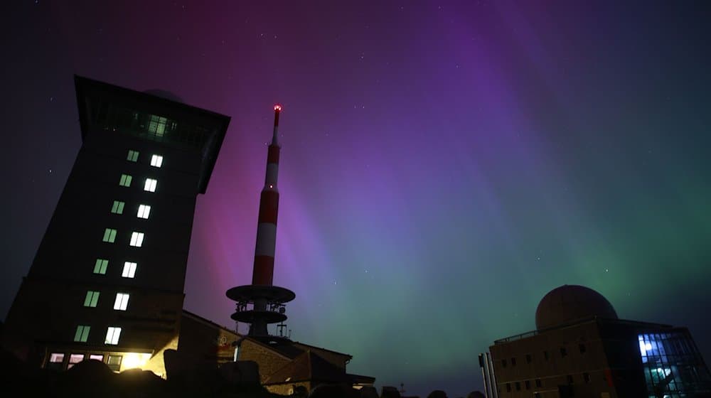 Polarlichter erscheinen über dem Brocken am Nachthimmel. / Foto: Matthias Bein/dpa