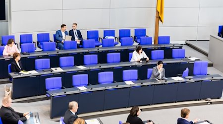 Blick auf die Regierungsbank im Plenum des Deutschen Bundestages. / Foto: Christoph Soeder/dpa