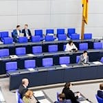 Blick auf die Regierungsbank im Plenum des Deutschen Bundestages. / Foto: Christoph Soeder/dpa