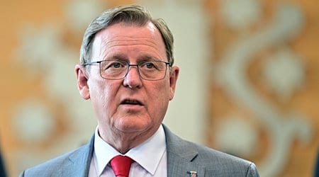 Bodo Ramelow (Die Linke), Ministerpräsident von Thüringen, steht im Plenarsaal des Landtags, bevor er eine Regierungserklärung zum diesjährigen Thüringen Monitor abgibt. / Foto: Martin Schutt/dpa