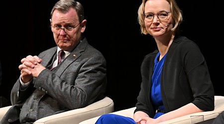 Ministerpräsident Bodo Ramelow (Linke) und die aus der Linken ausgetretene Oberbürgermeisterin von Eisenach, Katja Wolf. / Foto: Martin Schutt/dpa