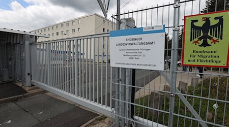 Das Eingangstor der Erstaufnahmeeinrichtung des Landes Thüringen in Suhl. / Foto: Bodo Schackow/dpa-Zentralbild/dpa/Archiv