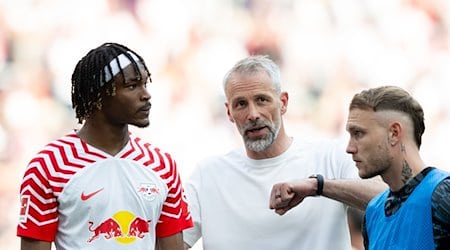 Trainer Marco Rose und David Raum reagieren nach dem Spiel. / Foto: Hendrik Schmidt/dpa