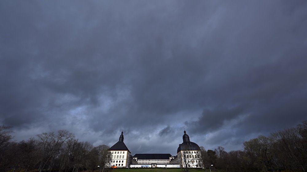 Wolken ziehen über Schloss Friedenstein. / Foto: Martin Schutt/dpa