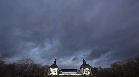 Wolken ziehen über Schloss Friedenstein. / Foto: Martin Schutt/dpa
