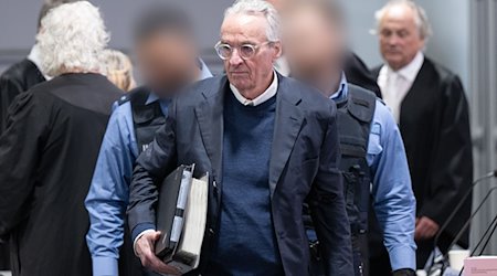 Zum Prozessauftakt gegen die mutmaßliche "Reichsbürger" - Gruppe wird der Hauptangeklagte Heinrich XIII. / Foto: Boris Roessler/dpa-Pool/dpa