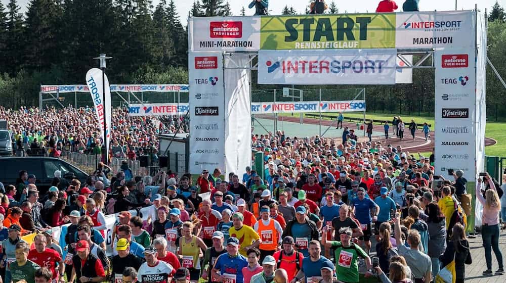 Start des Marathons in Neuhaus am Rennweg beim GutsMuths-Rennsteiglauf 2023. / Foto: Daniel Vogl/dpa