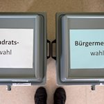 Zettel mit der Aufschrift «Landratswahl» und «Bürgermeisterwahl» liegen auf den Wahlurnen im Wahllokal. / Foto: arifoto UG/dpa-Zentralbild/dpa
