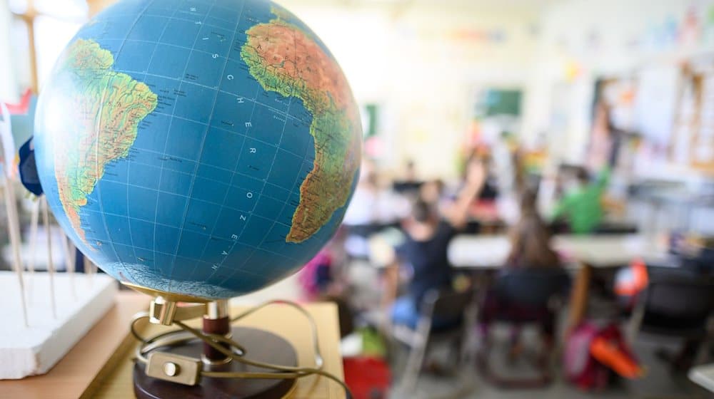 Ein Globus steht in einem Klassenraum. / Foto: Sebastian Gollnow/dpa