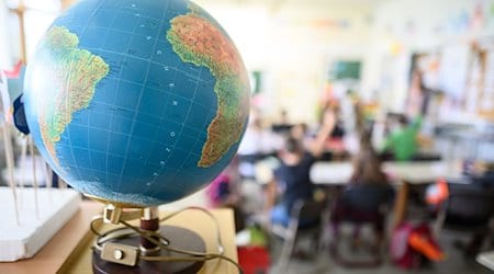 Ein Globus steht in einem Klassenraum. / Foto: Sebastian Gollnow/dpa