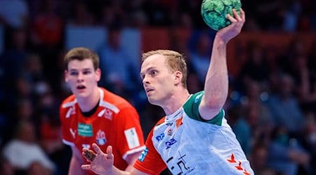 Magdeburgs Omar Ingi Magnusson wirft den Handball. / Foto: Gregor Fischer/dpa/Archiv