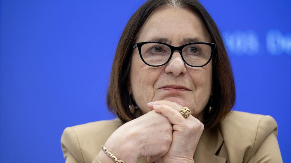 Irina Scherbakowa, Friedensnobelpreisträgerin und Gründungsmitglied von Memorial, sitzt im Podium einer Pressekonferenz auf dem Deutschen Katholikentag in Erfurt. / Foto: Hendrik Schmidt/dpa