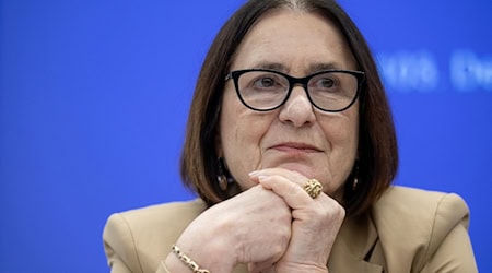 Irina Scherbakowa, Friedensnobelpreisträgerin und Gründungsmitglied von Memorial, sitzt im Podium einer Pressekonferenz auf dem Deutschen Katholikentag in Erfurt. / Foto: Hendrik Schmidt/dpa