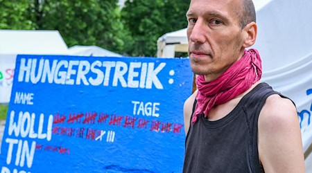 Der Klimaaktivist Wolfang Metzeler-Kick vom Bündnis „Hungern bis ihr ehrlich seid“ kommt zu einem Pressetermin. / Foto: Jens Kalaene/dpa