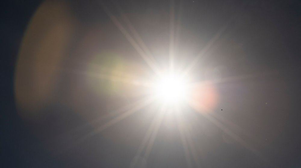 Die Sonne scheint am Himmel. / Foto: Christophe Gateau/dpa/Symbolbild