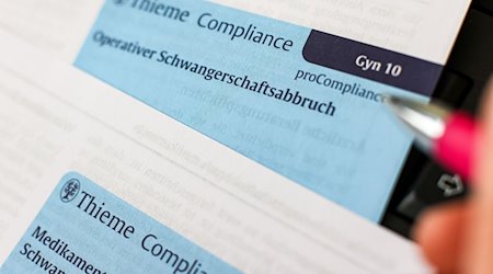 Eine Frauenärztin hat die Formulare für einen Schwangerschaftsabbruch vor sich liegen. / Foto: Jan Woitas/dpa