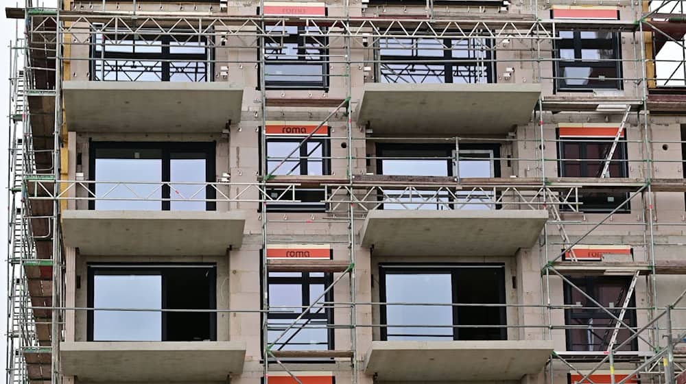 Eine Baustelle am Tag des Richtfestes. / Foto: Martin Schutt/dpa/Symbolbild