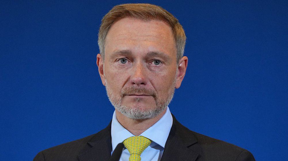 Christian Lindner (FDP), Bundesminister der Finanzen, wartet während der Pressekonferenz zum Ergebnis der Steuerschätzung auf Fragen. / Foto: Soeren Stache/dpa