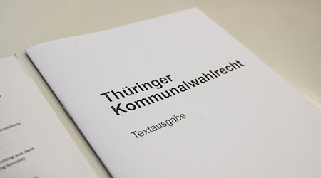 Die gedruckte Ausgabe des Thüringer Kommunalwahlrechts ist in einem Wahllokal ausgelegt. Zur Kommunalwahl in Thüringen werden unter anderem Bürgermeister, Landräte, Stadträte und Gemeinderäte neu gewählt. / Foto: Heiko Rebsch/dpa