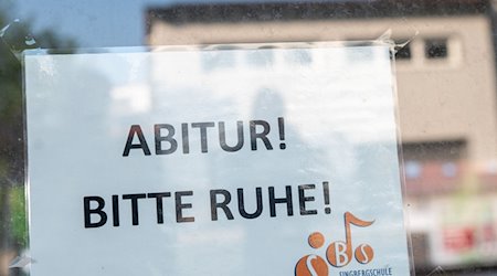 Ein Zettel mit der Aufschrift «Abitur! Bitte Ruhe!» hängt an einer Schule. / Foto: Sebastian Gollnow/dpa/Symbolbild