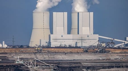 Schaufelradbagger und ein Absetzer arbeiten im Tagebau Vereinigtes Schleenhain vor der Kulisse des Kraftwerks Lippendorf. / Foto: Jan Woitas/dpa