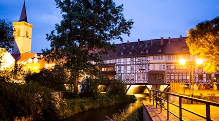 Die Krämerbrücke mit dem Turm der Ägidienkirche in Erfurt in der Abenddämmerung / Foto: Christoph Soeder/dpa/Archivbild